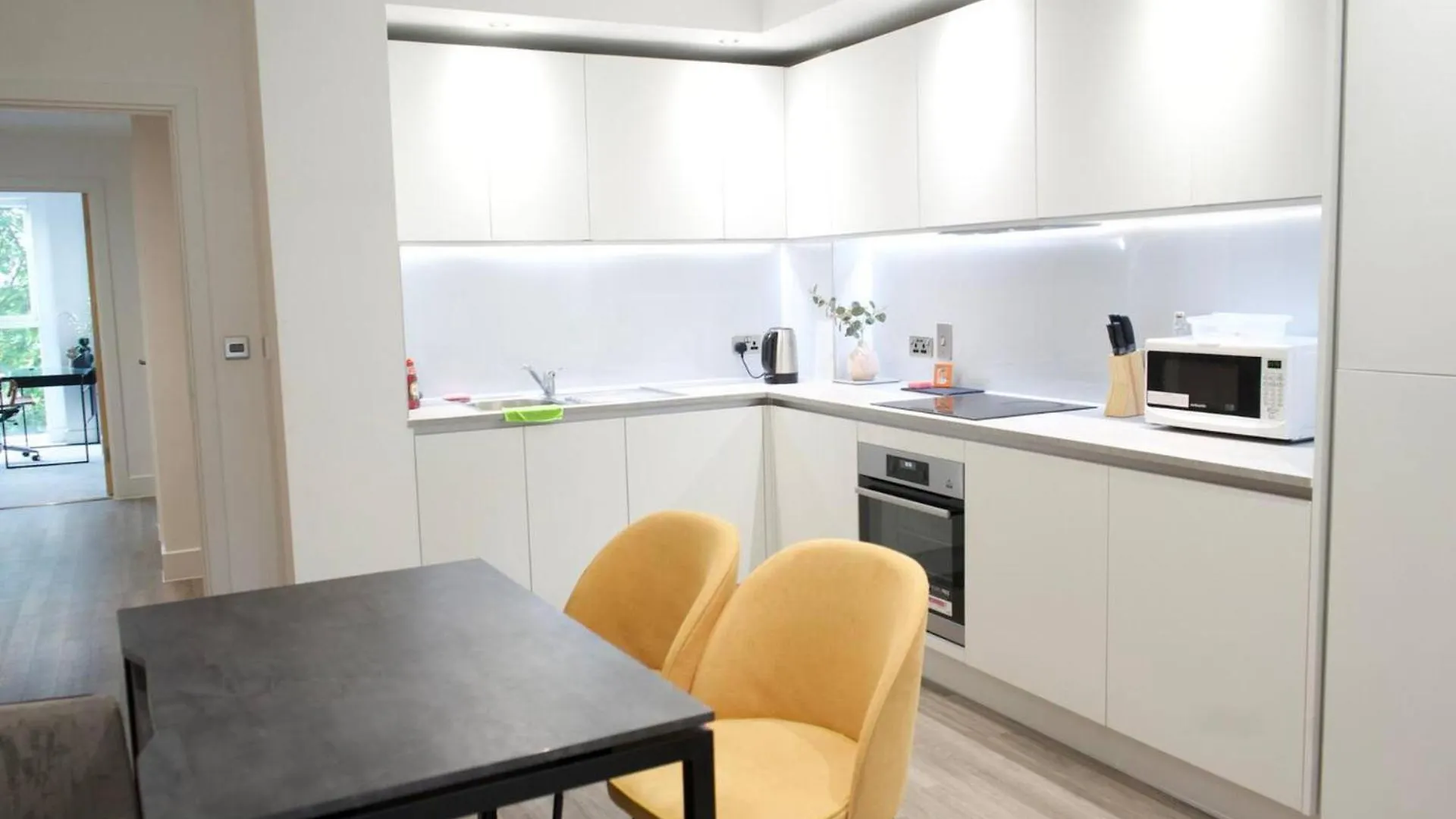 Luxury London Royal Wharf Apartment